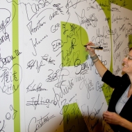L'assessora Sara Ferrari firma il muro a Sanbàpolis